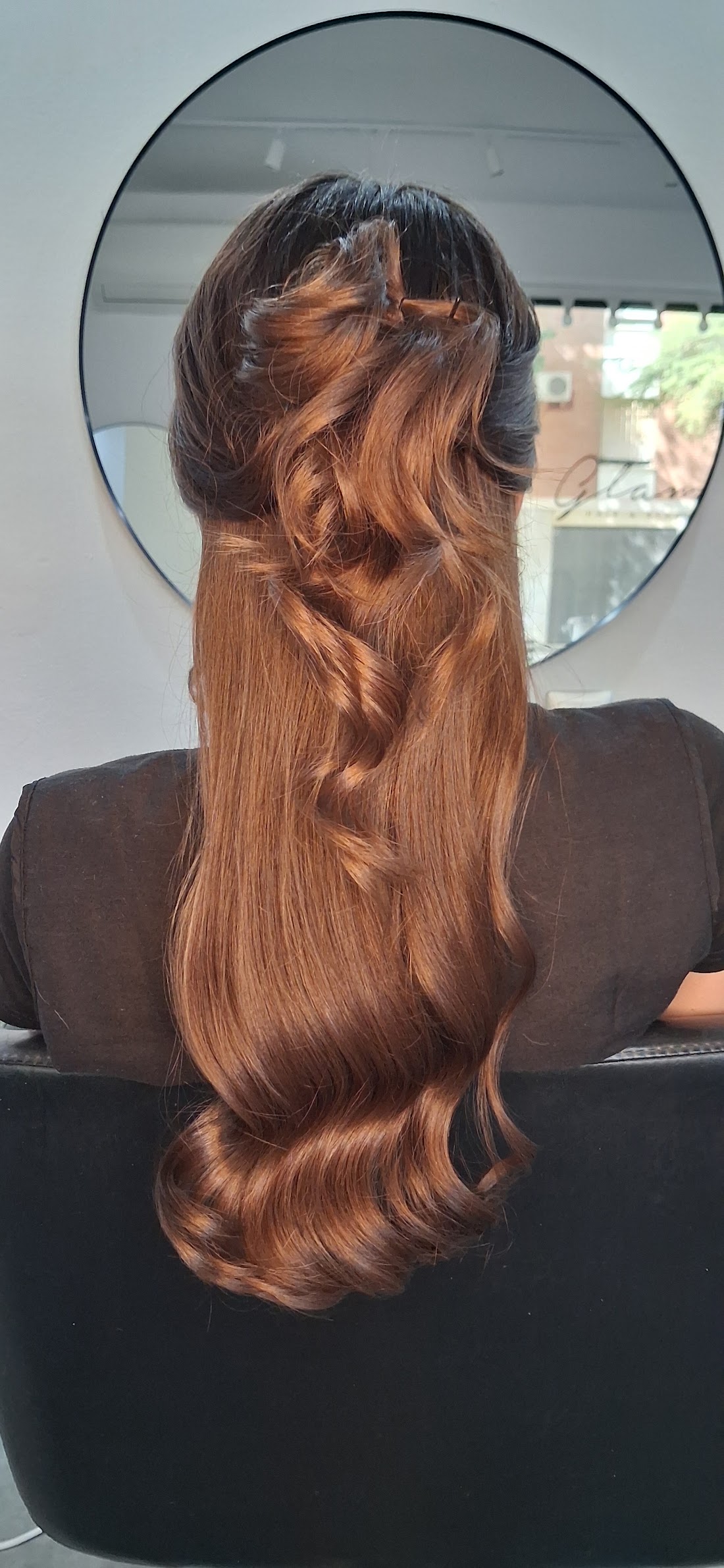 Melena larga en tono cobrizo con ondas, vista de espaldas